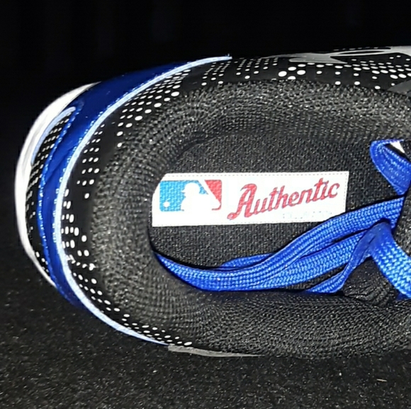 Sneakers - Picture 6 of 7